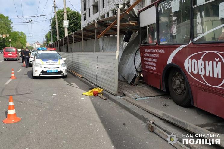 У Хмельницькому некерований тролейбус зб…