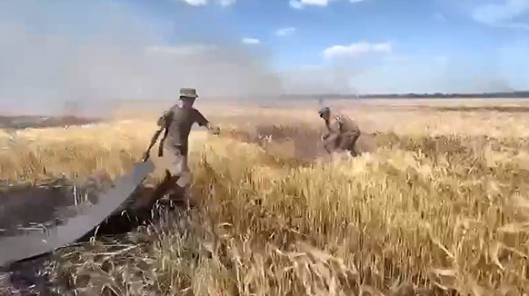Россия обстреливает украинские поля зажи…