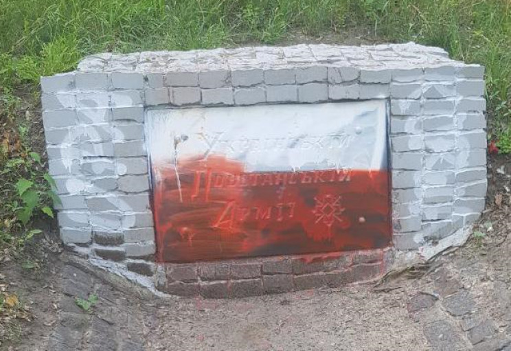 В Харькове вандалы повредили памятник во…