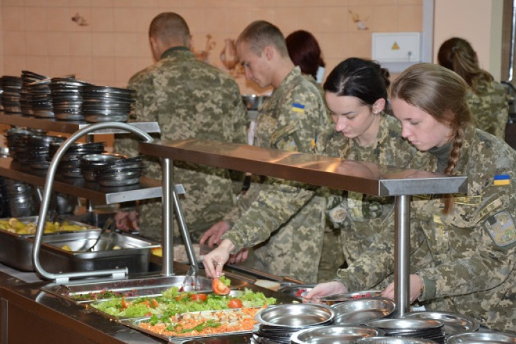 Харчування в ЗСУ: Чому скандальний Окруж…