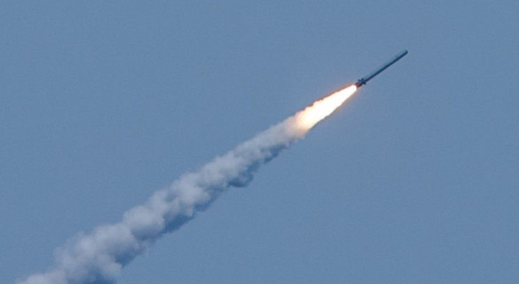 Рашисти випустили ракети по  ТРЦ у Креме…