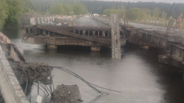 Міст на Київщині, зруйнований блискавкою…