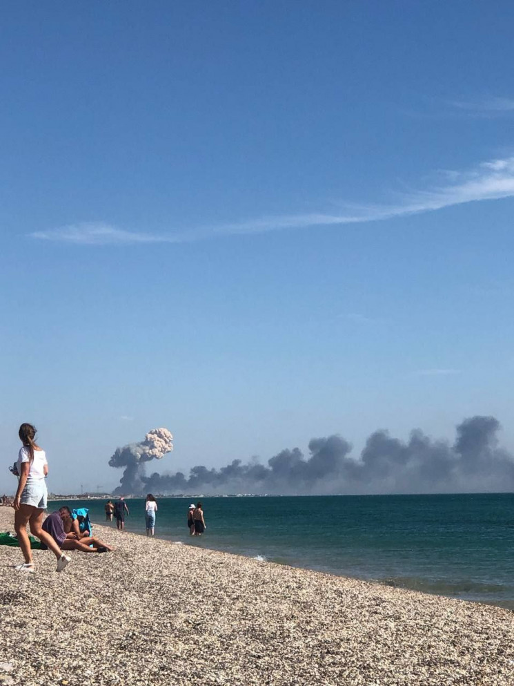 Слышна бавовна: в Крыму горит авиабаза о…