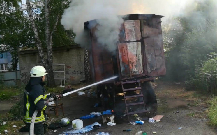 В Херсоне сгорел вагончик строителей с м…