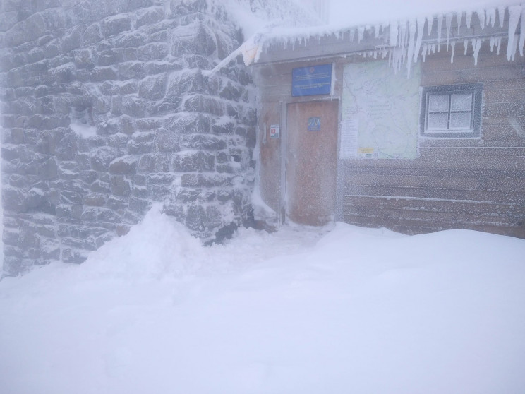 У Карпатах - снігопад, туристів просять…