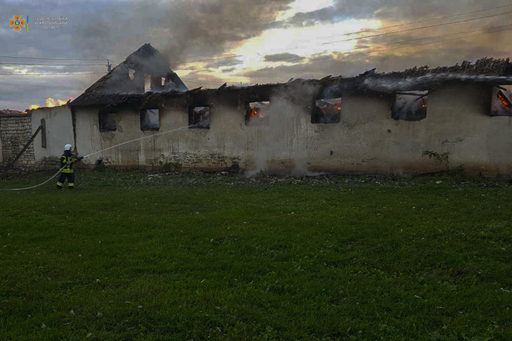 Блискавка на Хмельниччині спричинила пож…