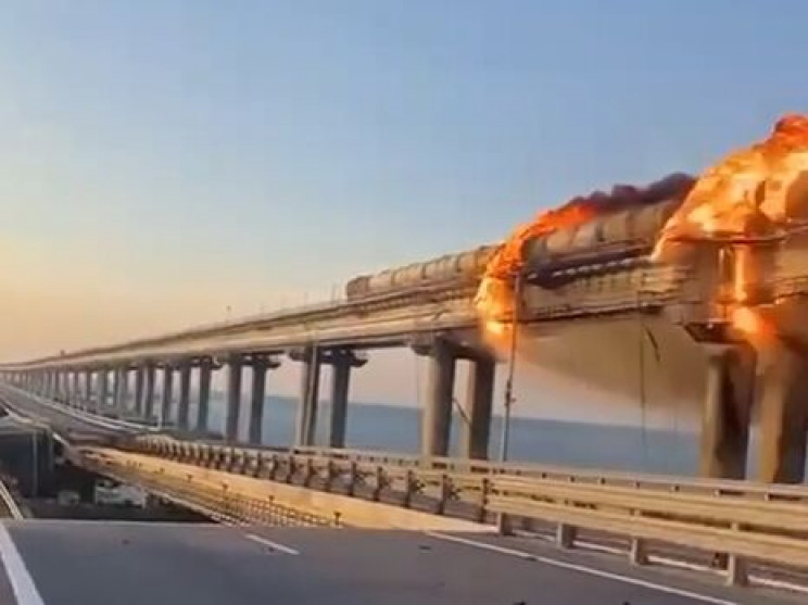 Крымский мост пылает после взрыва…