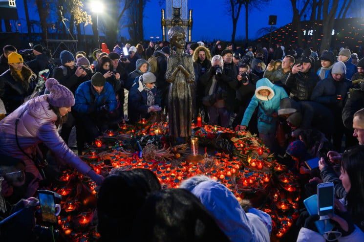 Украина чествует 90-ю годовщину Голодомо…