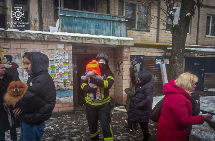 У Києві з палаючої 9-поверхівки врятувал…