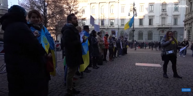 Українці прийшли протестувати до театру…