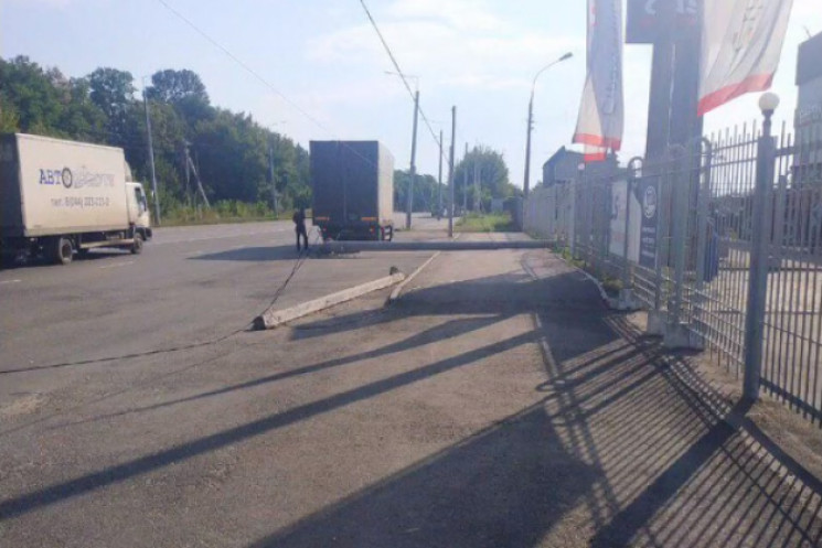 На вулиці Ватутіна вантажівка збила елек…