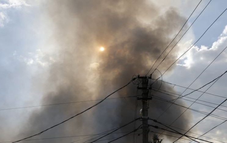 У Киева утром загорелся объект критическ…