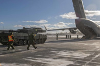Літак з першим танком Leopard 2 для Укра…