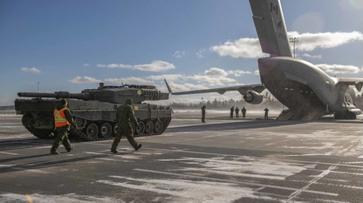 Літак з першим танком Leopard 2 для Укра…