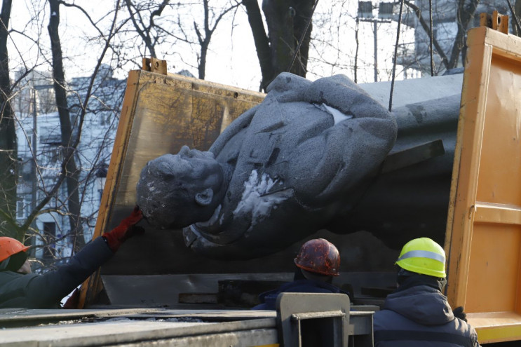Киевская власть демонтировала памятник В…