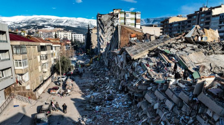 Землетрясение в Турции: под завалами пог…