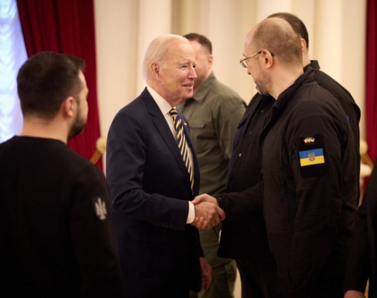 Байден зустрівся з ключовими українським…