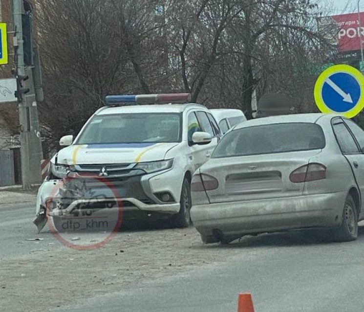 Автівка копів у Хмельницькому потрапила…