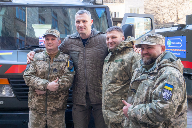 В Киев прибыли первые бронированные авто…