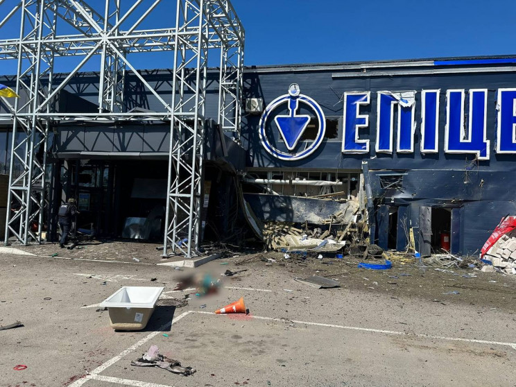 Рашисты обстреляли гипермаркет "Эпицентр…