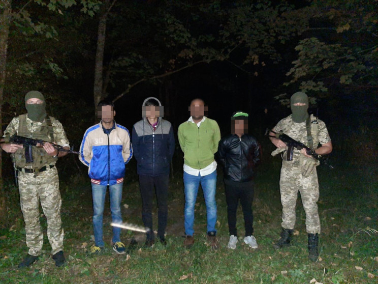 Буковинські копи затримали нелегалів з П…
