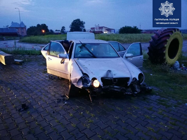 На Буковині водій, тікаючи від копів, вр…