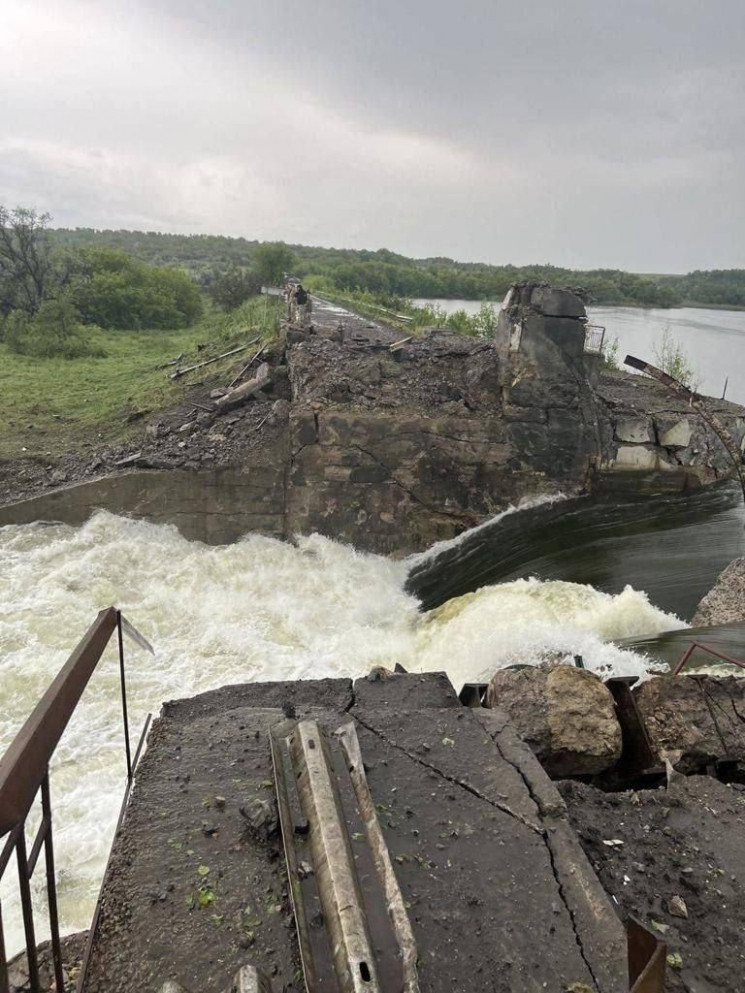 Розбомблена гребля: В одному з сіл Донеч…