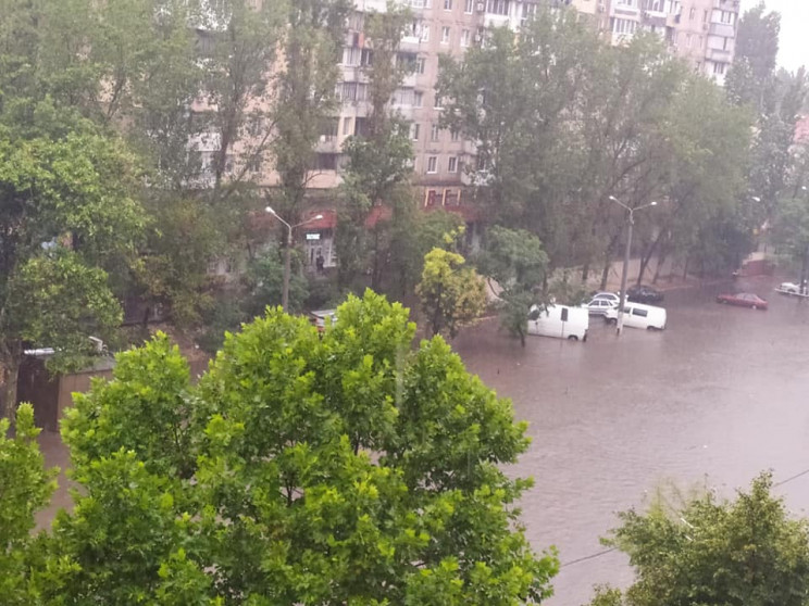 Из-за непогоды на некоторых улицах Одесс…