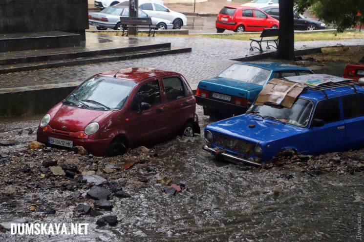 В Одесі внаслідок зливи потік води зніс…