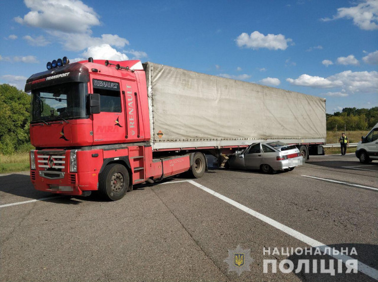 Під Харковом внаслідок зіткнення легкови…