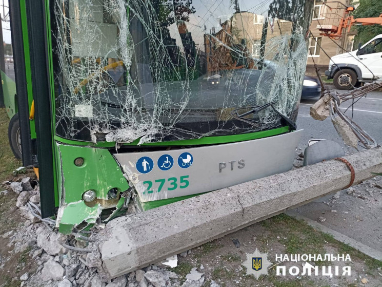В Харькове троллейбус сбил людей: Среди…