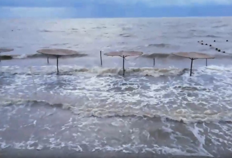 На Азовському узбережжі підтопило пляжі…