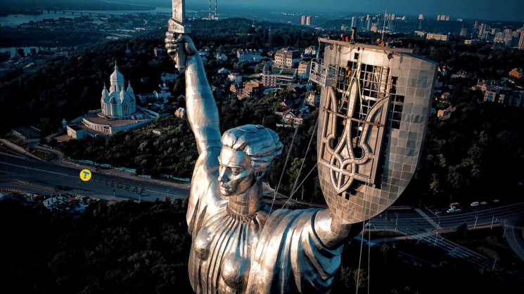 У Києві встановили тризуб на монументі "…