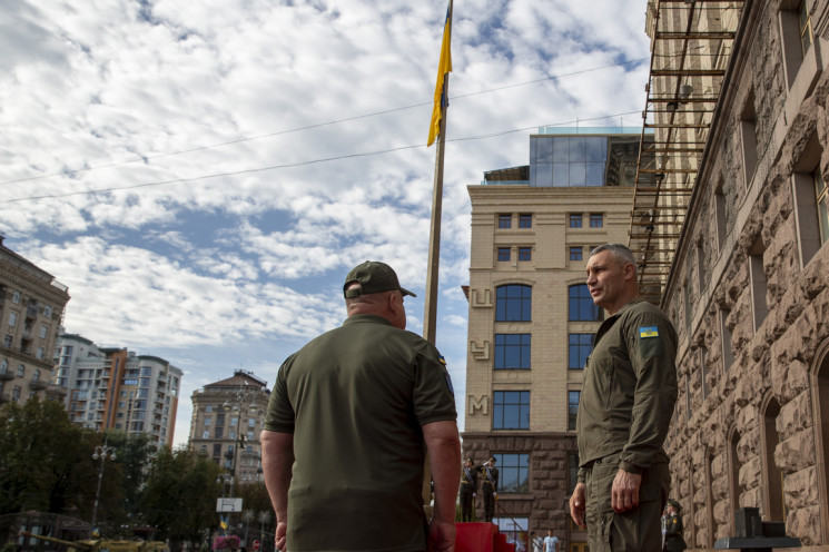 В Киеве украинский флаг впервые официаль…