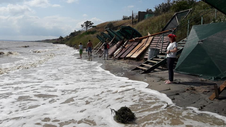 На запорожском курорте шторм разбил пляж…