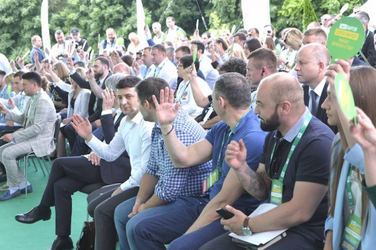 ЗМІ "рознюхали", хто зі "слуг народу" оч…