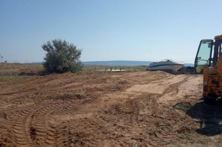 В окупованій Феодосії знищується пляж…