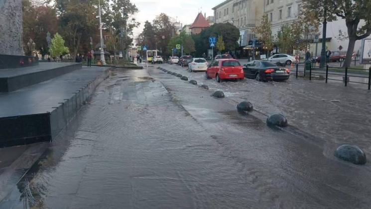 Потоп у центрі Львова: В місті прорвало…