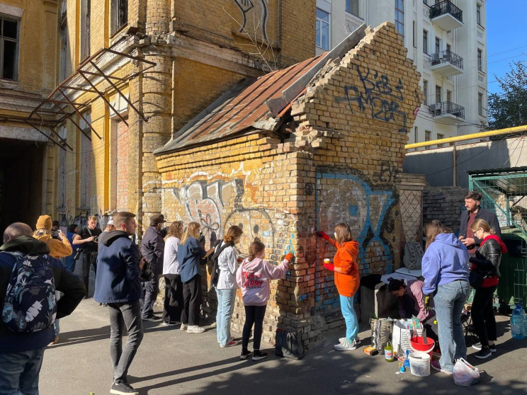 Акция возле дома Сикорского: активисты п…