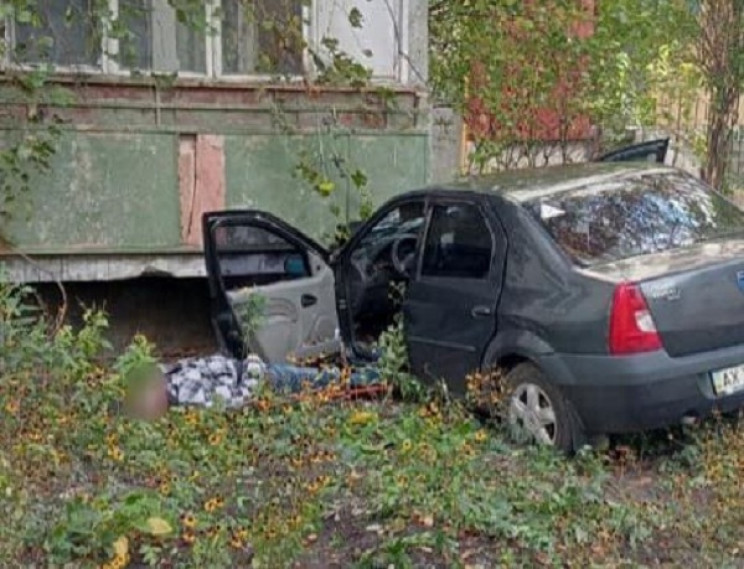 В Харькове машина влетела в многоэтажку:…