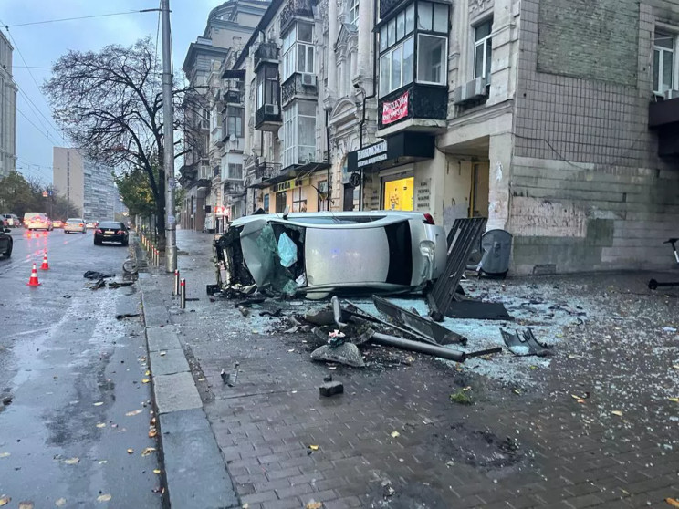 В Киеве авто наехало на пешеходов: два ч…