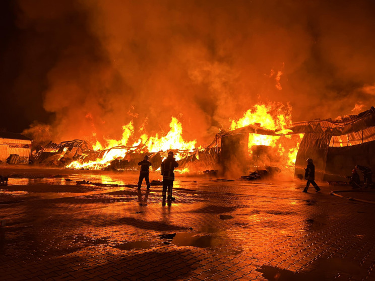 Масштабна пожежа у Вінниці: Зайнялися ск…