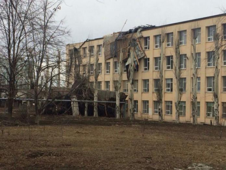 В Мирнограде ветром сорвало крышу школы…