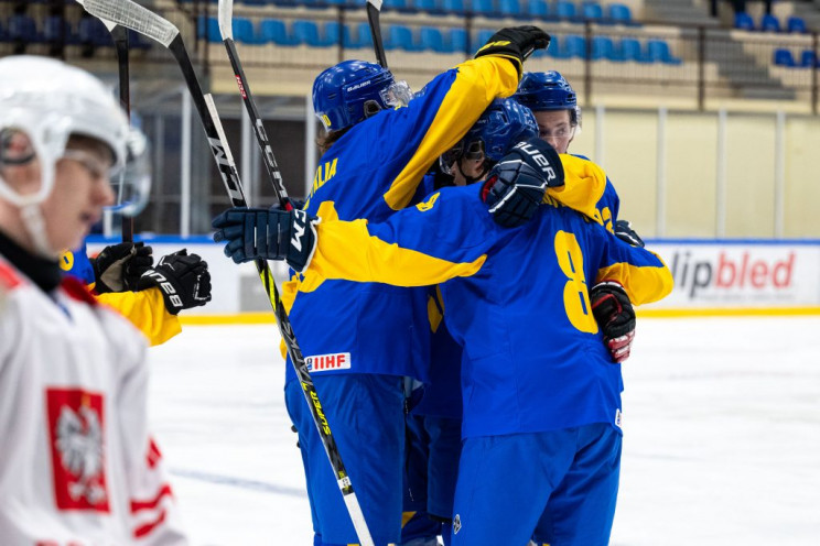Молодежная сборная Украины по хоккею оде…