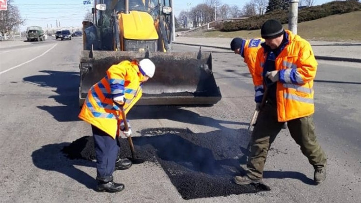 На вулицях Дніпра вкладають новий асфаль…