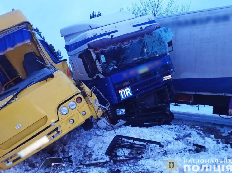 На Чернігівщині шкільний автобус зіткнув…