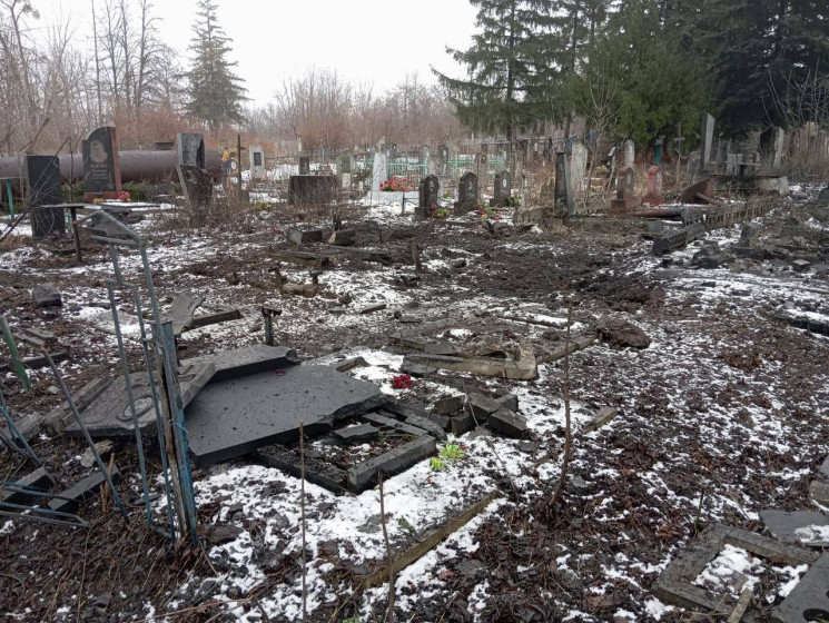 Рашисти розтрощили на Харківщині цвинтар…