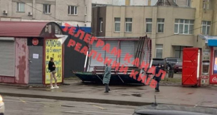 У Києві шквальний вітер зніс зупинку гро…