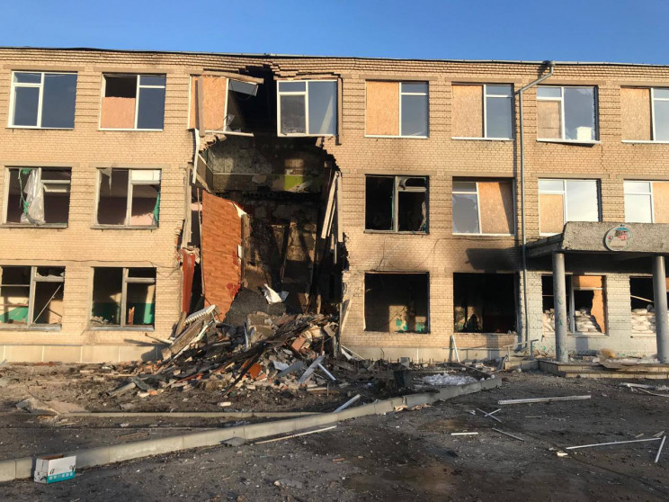 Враг артиллерией разбил школу в Харьковс…