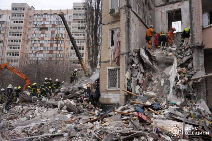 Удар по Одесі: рятувальники з-під завалі…